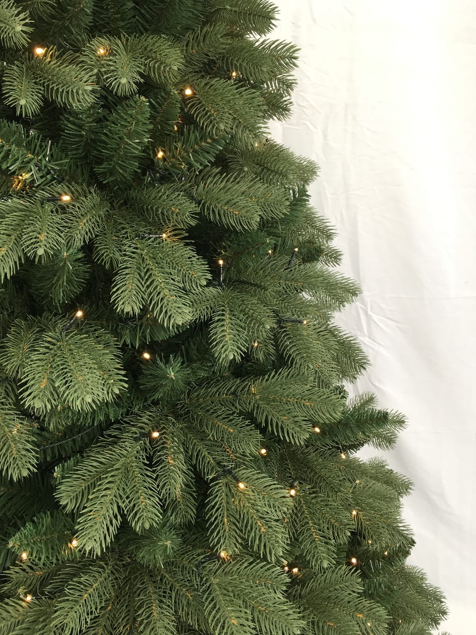 A Kunstkerstboom Skanderborg groen met LED lampjes. NU 50% KORTING OP AL ONZE KUNSTKERSTBOMEN.